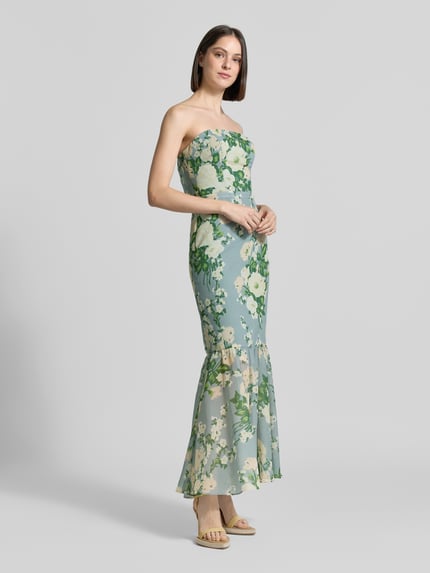 Frauenmodel trägt Regular Fit Maxikleid mit floralem Allover-Print von Mascara in Grün, Tailliert, blickdichtem Unterrock, Nahtreißverschluss, Schulterfrei, Ganzkörperansicht von vorne.
