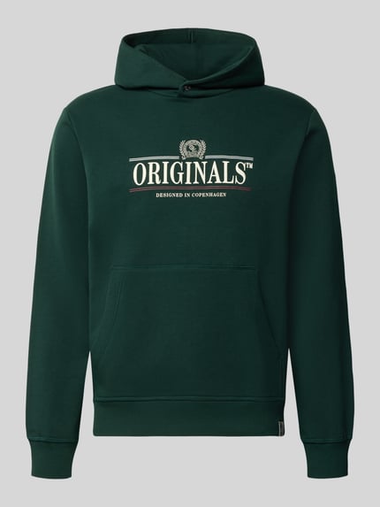 Produktfoto, Hoodie mit Label-Print Modell 'FREDERIKSBERG' von JACK & JONES in Dunkelgrün, Baumwoll-Mix, lockerer Schnitt, Kängurutasche, gerippte Abschlüsse.