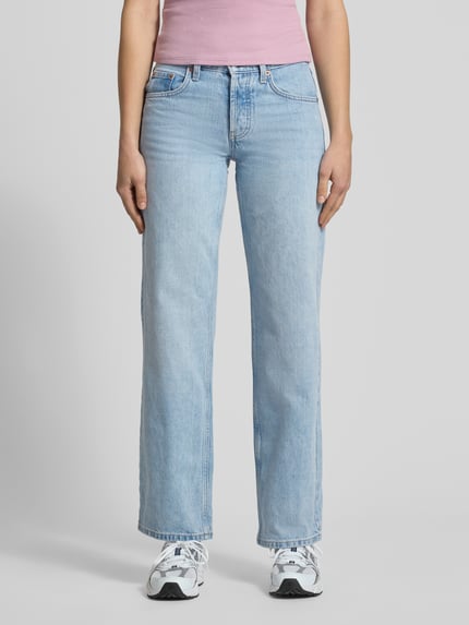 Frauenmodel trägt Wide Leg Jeans im 5-Pocket-Design Modell 'EMBER' von Topshop in hellem Blau aus reiner Mako Baumwolle, Ganzkörperansicht von vorne.