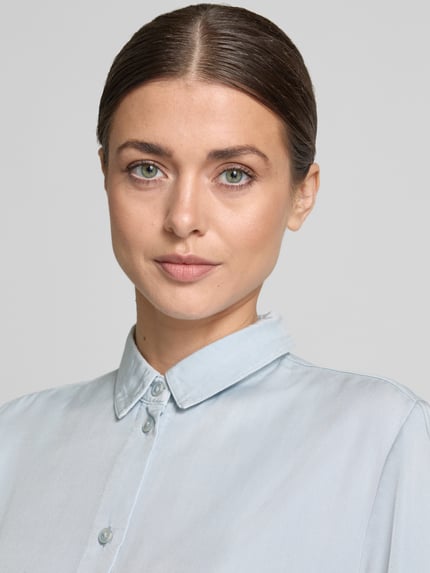 Frauenmodel trägt Regular Fit Hemdbluse mit 1/2-Arm von Jake*s Casual aus Viskose-Mix mit Kentkragen und Knopfleiste, Nahaufnahme Oberkörper.