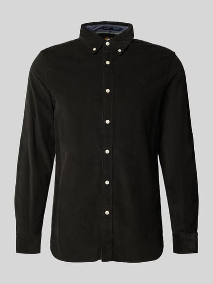 Produktfoto, schwarzes Freizeithemd mit Label-Stitching von Superdry, reine Baumwolle, Regular Fit, Button-Down-Kragen, strukturierte Oberfläche.