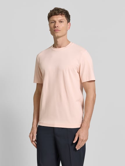 Męski model nosi Relaxed Fit T-Shirt aus Baumwoll-Mix Modell 'TCHUP' od BOSS Orange, jasnoróżowy, unikalny jersey, widok z przodu, ujęcie całej sylwetki.