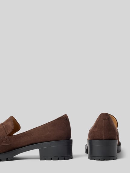 Produktfoto, brązowe Loafers mit profilierter Sohle und Blockabsatz von BIANCO z zaokrąglonym czubkiem, zakładana przez głowę, profilowana podeszwa, obcas słupek, wysokość obcasa 4 cm, wysokość cholewki 6 cm, szerokość w rozmiarze 40: 13 cm