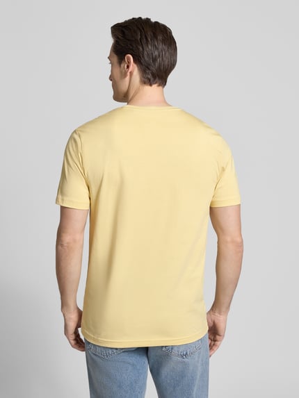 Männermodel trägt T-Shirt mit Rundhalsausschnitt von Christian Berg Men, reine katoen, regular fit, ruglengte maat M 70 cm, Ganzkörperansicht Rückansicht