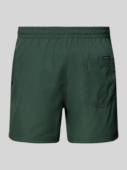 Produktfoto, Regular Fit Badehose mit Logo-Patch Modell 'Everyday' von Quiksilver in Dunkelgrün, elastischer Bund mit Tunnelzug, Herren