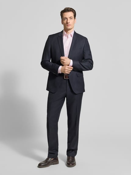 Męski model nosi Body Fit Business-Hemd mit Strukturmuster und Kentkragen von OLYMP Level Five, bawełna z elastanem, krój body fit, wzór strukturalny, kołnierz kent, długość pleców w rozmiarze 40L: 82 cm, szerokość ramion w rozmiarze 40L: 44 cm, długość rękawa w rozmiarze 40L: 72 cm, jasnoróżowa koszula, pełny widok z przodu.