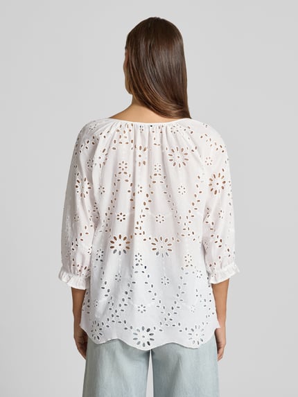 Frauenmodel trägt Bluse mit Lochstickerei und Tunikakragen von Betty Barclay aus Reine Baumwolle, Loose-Fit, weiße Farbe, Rückenlänge 56 cm, Ärmellänge 51 cm, Ganzkörperansicht Rückansicht.