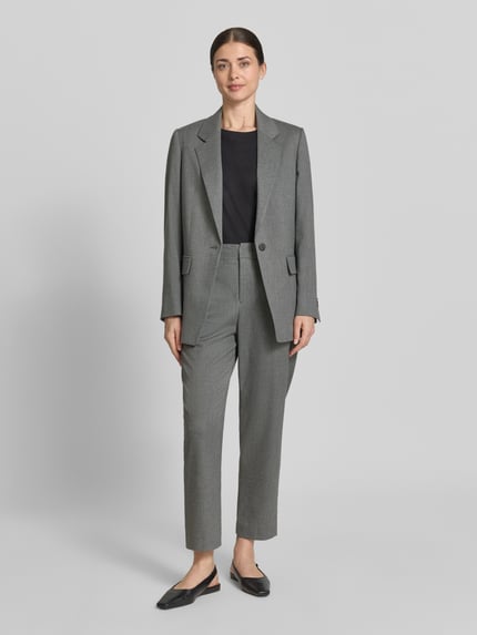 Vrouwenmodel draagt stoffen broek met plooien en achterzakken model 'DISPATCH' van Drykorn, materiaalmix met viscose, regular fit, dames, bandwijdte maat 27/34: 40 cm, binnenbeenlengte maat 27/34: 67 cm, geheellichaamsweergave van voren