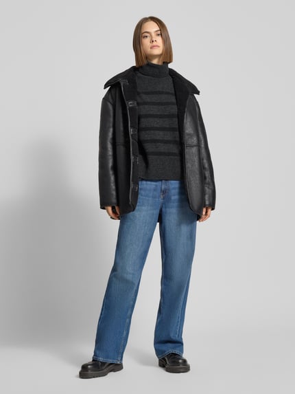 Frauenmodel trägt Regular Fit Rollkragenpullover aus Schurwoll-Mix von Marc O'Polo Denim, mehrfarbig gestreift, Stricktextur, Ganzkörperansicht von vorne.