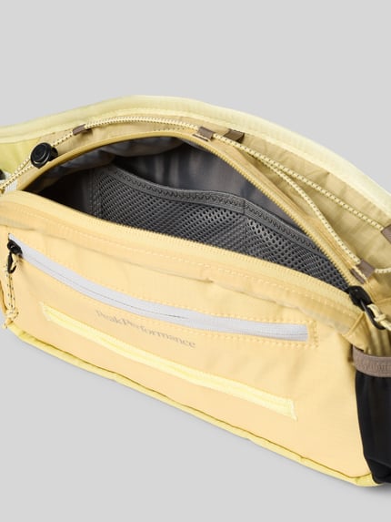 Productfoto, Trail Hip Bag met logoprint en ritsvak van Peak Performance, dames tas in geel met hoofdvak met ritssluiting, verstelbare kliksluiting, breedte 32 cm, lengte 17 cm, diepte 9 cm, schouderbandlengte 67 cm