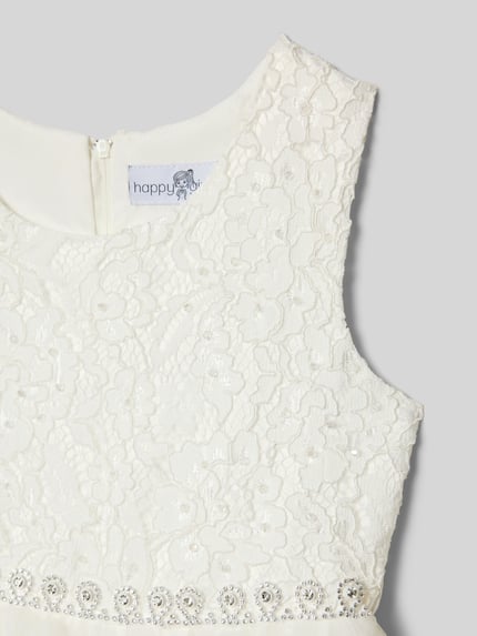 Mädchen trägt Knielanges Kleid mit Rundhalsausschnitt von Happy Girls, cremefarben, taillierter Schnitt, Nahtreißverschluss, Nahaufnahme Oberkörper.