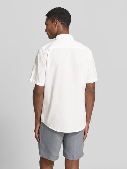 Männermodel trägt Regular Fit T-Shirt aus Baumwoll-Mix von Lerros, Herren T-Shirt in Weiß mit Label-Detail, Rückenlänge 68 cm, Ganzkörperansicht Rückansicht.
