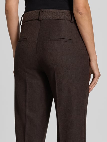 Frauenmodel trägt Regular Fit Chino mit Viskose-Woll-Anteil Modell 'CALIFORNIA' von CAMBIO, braune Textur, Ganzkörperansicht Rückansicht. Damen Chino von CAMBIO.