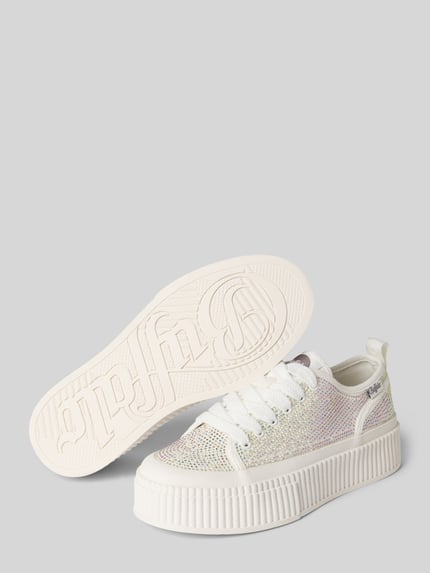 Productfoto, Sneaker met sierstenen model 'MADISON GLAM' van Buffalo, afgeronde neus, vetersluiting, witte kleur, grove textuur, context: damessneaker, hakhoogte maat 40: 5 cm, schachthoogte maat 40: 5 cm, schachtwijdte maat 40: 7 cm