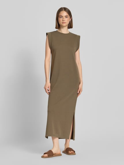 Frauenmodel trägt unifarbenes Regular Fit Sweatkleid aus Baumwoll-Mix Modell 'CHILLI SUMMER' von Pieces, Maxi-Länge, Ganzkörperansicht von vorne.