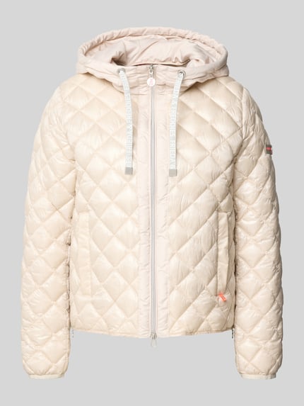 Produktfoto, Regular Fit Jacke in Stepp-Optik Modell 'YOSIE' von Frieda & Freddies in Beige mit Kapuze, Tunnelzug, Eingrifftaschen, Reißverschluss, Logo-Applikation, elastische Ärmelabschlüsse, Rückenlänge 61 cm, Schulterbreite 46 cm, Brustweite 49 cm, Ärmellänge 60 cm