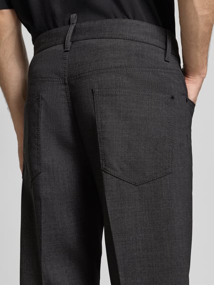Männermodel trägt Regular Fit Bundfaltenhose aus Schurwolle von Dsquared2, feines Web-Design, dunkle Farbe, Detailaufnahme Rückansicht.