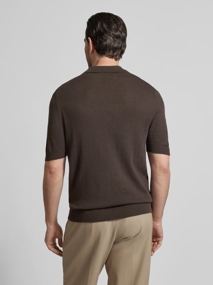 Männermodel trägt Slim Fit Poloshirt mit Kaschmir-Anteil von FTC Cashmere, Baumwoll-Mix, braun, 1/2-Arm, Rückenlänge 68 cm, Ganzkörperansicht Rückansicht.