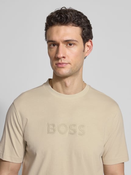 Männermodel draagt Regular Fit T-shirt uit puur katoen Model 'TS_TERRACE' van BOSS Green, look: effen, met 3D-labelprint, jersey, ronde hals, korte mouw. Nahaufnahme Oberkörper.