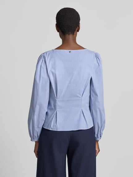 Vrouwenmodel draagt Bluse aus Baumwoll-Mix mit Peplum-Saum van Rich & Royal, blauw-wit gestreept katoenmix, getailleerd, knoopsluiting, met lange mouwen, peplum-zoom, ruglengte maat 36: 55 cm, mouwlengte maat 36: 64 cm, geheel achteraanzicht