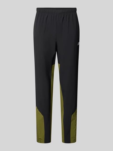Produktfoto, Jogpants mit Logo und elastischem Bund von New Balance, schwarz-oliv, Material-Mix mit Stretch, Regular Fit, glatte Textur