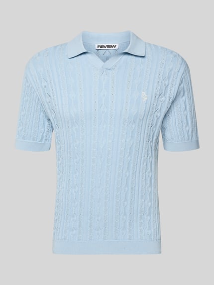 Produktfoto, Slim Fit Strick-Poloshirt mit Label-Stitching von REVIEW in Hellblau, Zopfmuster, reine Baumwolle, glatte Textur