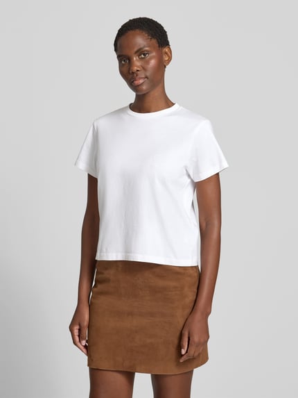 Vrouwenmodel draagt Regular Fit T-shirt met logo-stitching van Anine Bing, puur katoen, ronde hals, ruglengte maat S 50 cm, frontale volledige lichaamsweergave.