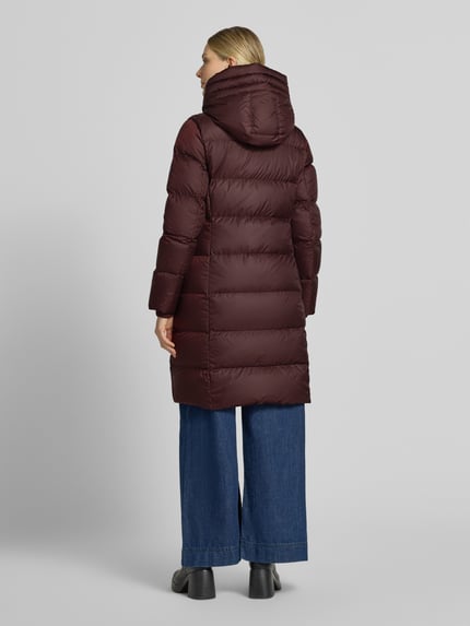 Frauenmodel trägt Regular Fit Daunenmantel mit Label-Print von Marc O'Polo in dunklem Rot, glatte Oberfläche, Ganzkörperansicht Rückansicht, Damen Daunenmantel von Marc O'Polo