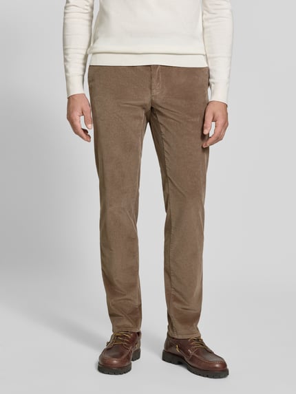 Männermodel trägt Modern Fit Cordhose aus Baumwoll-Mix Modell 'Fabio' von Brax, beige, schmale Passform, Herren Schmale Hose, Nahaufnahme Oberkörper.