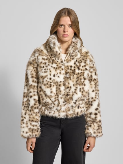 Frauenmodel trägt Regular Fit Webpelzjacke in Leoparden Optik Modell 'JANIS' von Only, mehrfarbig, Animal Print, Ganzkörperansicht von vorne.