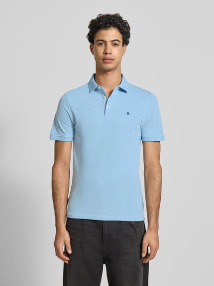 Männermodel trägt Slim Fit Poloshirt mit Viskose-Anteil Modell 'Paulos' von JACK & JONES, Baumwoll-Mix, hellblau, Logo-Stitching, Ganzkörperansicht von vorne.