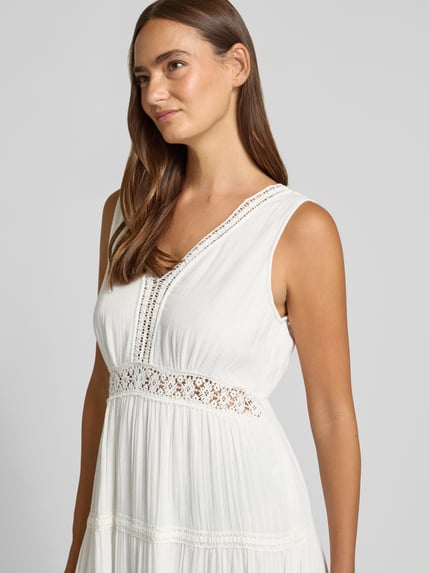 Frauenmodel trägt Maxikleid mit Loch-Stitching Modell 'Anini' von YAS aus Reine Baumwolle, Tailliert, Ärmelloses-Design, V-Ausschnitt, Nahaufnahme Oberkörper.