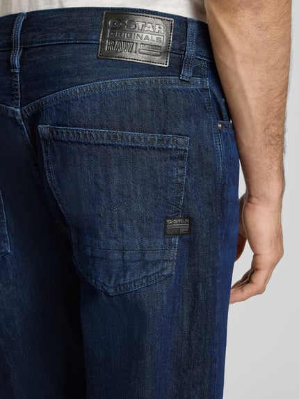 Männermodel trägt Jeans mit 5-Pocket-Design Modell 'Dakota' von G-Star Raw, reine Baumwolle, dunkelblaue Struktur, Detailaufnahme Rückansicht.