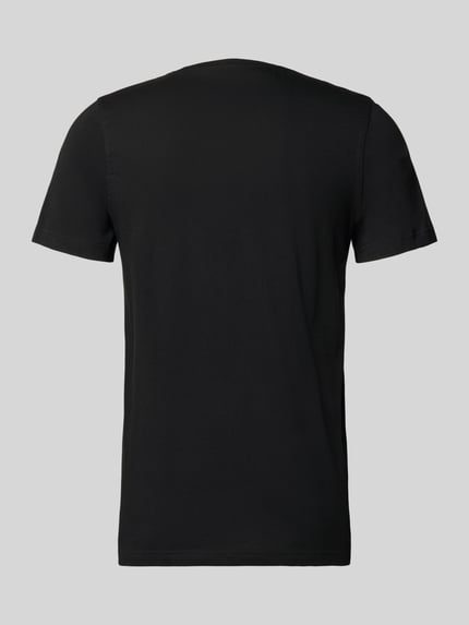 Männermodel trägt T-Shirt aus Baumwolle mit Rundhalsausschnitt von bugatti in Schwarz, glatte Textur, Slim Fit, Ganzkörperansicht Rückansicht.