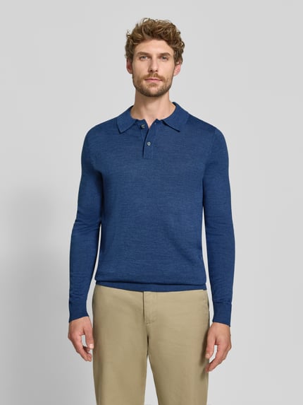 Mannelijk model draagt Regular Fit Poloshirt uit wolmix van Christian Berg Men, blauwe tint, Polokraag, ribboorden, geheel van voren. Ruglengte maat M 69 cm, mouwlengte maat M 68 cm.
