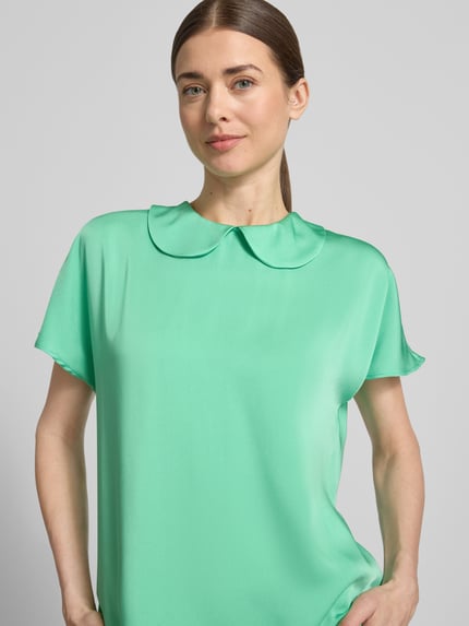 Frauenmodel trägt Blusenshirt aus Satin mit Umlegekragen von Marc Cain in Mintgrün, Regular-Fit, Rückenlänge 59 cm, Ärmellänge 20 cm, Nahaufnahme Oberkörper