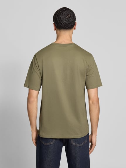 Männermodel trägt T-Shirt mit Logo und Rundhalsausschnitt von Jack & Jones aus reiner Bio-Baumwolle im Regular-Fit, Rückenlänge 68 cm, Ganzkörperansicht Rückansicht.