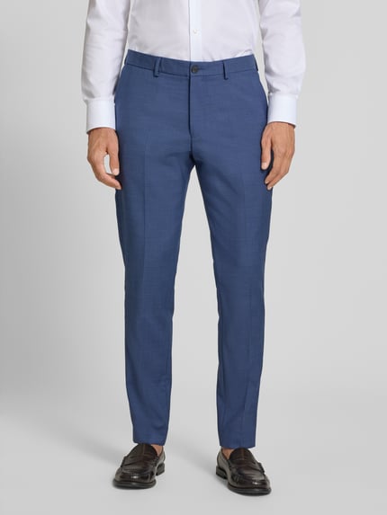 Männermodel trägt Regular Fit Anzughose aus reiner Wolle Modell 'SO PURE' von s.Oliver BLACK LABEL in Blau, Ganzkörperansicht von vorne.