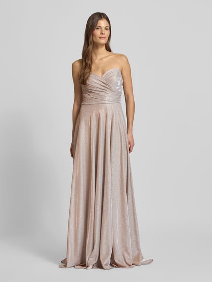 Frauenmodel trägt Off-Shoulder-Kleid mit Herz-Ausschnitt von Jake*s Cocktail in tailliertem Schnitt mit Raffungen, fließender Stoff, Ganzkörperansicht von vorne.