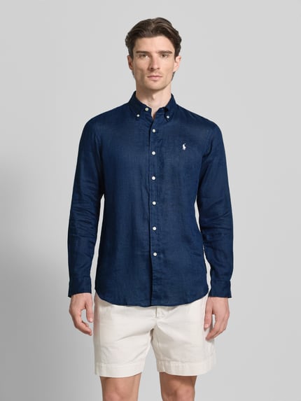 Männermodel trägt Regular Fit Freizeithemd aus reinem Leinen von Polo Ralph Lauren, dunkelblau, unifarben, Ganzkörperansicht von vorne