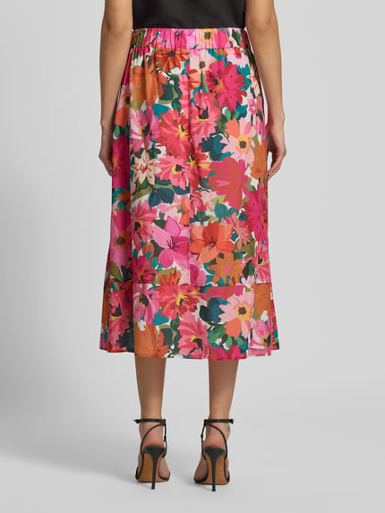 Vrouwenmodel draagt midirok uit puur katoen met stolpplooien, A-lijn, all-over bloemenprint van ROBE LÉGÈRE, maat 36, totaal lengte 83 cm, bandwijdte 37 cm, volledige lichaamsweergave achteraan.