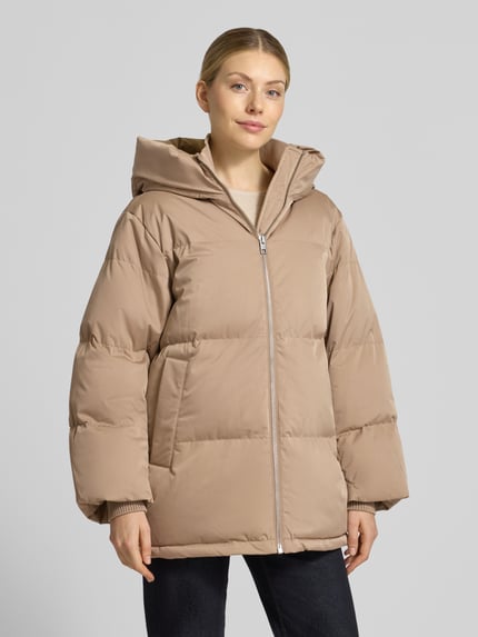 Vrouwenmodel draagt Pufferjacke met Kapuze Modell 'Hilena' van OPUS, effen, lang, rits, lange mouwen, geribde boorden, rechte zoom, steekzakken, Ganzkörperansicht van voren.