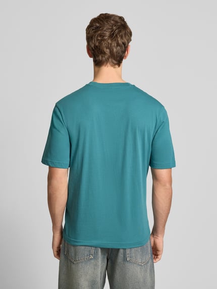 Mężczyzna prezentuje Regular Fit T-Shirt aus reiner Baumwolle Modell 'NIEROFIX_U261' od HUGO w kolorze jednolitym, krój regular fit, krótki rękaw, okrągły dekolt, detal nadruku i label stitching, materiał bawełna, całkowity widok od tyłu.