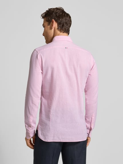 Männermodel trägt Regular Fit Business-Hemd aus Leinen-Baumwoll-Mix Modell 'ROMA' von FIL NOIR in zartem Rosa, Struktur fein, Ganzkörperansicht Rückansicht. Rückenlänge 74 cm, Schulterbreite 41 cm, Ärmellänge 65 cm, Haifischkragen, Knopfleiste.