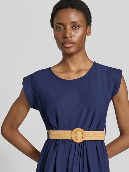 Kobiece model prezentuje sukienkę Knielanges Kleid aus Viskose-Mix mit Kappärmeln Modell 'Li44neaa' od ZABAIONE, mieszanka wiskozy, okrągły dekolt, krótkie rękawy, taliowany krój, pasek w talii z okrągłą klamrą, wycięcie w kształcie łezki z tyłu, długość do kolan, kolor granatowy, tekstura gładka, szerokość w rozmiarze S: 39 cm, długość tyłu w rozmiarze S: 100 cm, długość rękawa w rozmiarze S: 5 cm, zbliżenie na górną część ciała.