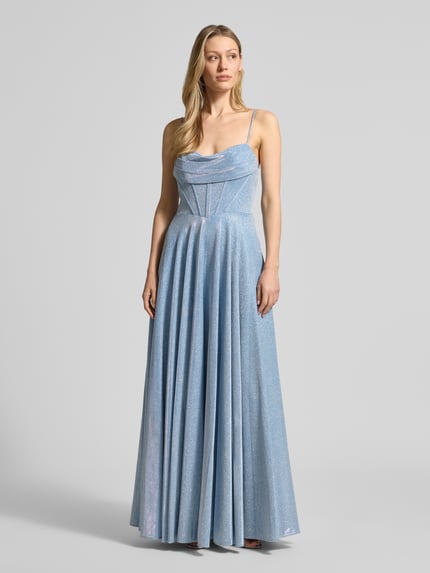 Frauenmodel trägt Abendkleid mit Wasserfall-Ausschnitt und Spaghettiträgern von Hey Kyla in Hellblau mit tailliertem, fließendem Maxischnitt, glänzender Stoff, mit tiefem Rückenausschnitt und rückseitigem Reißverschluss, Ganzkörperansicht von vorne.