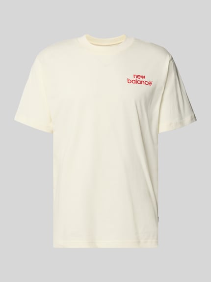 Produktfoto, Regular Fit T-Shirt aus reiner Baumwolle Modell 'INTELLIGENT' von New Balance in Creme mit rotem Label-Detail, klarer Print, glatte Textur, Rückseitiger Print laut Kontext, Rückenlänge bei Größe M: 72 cm