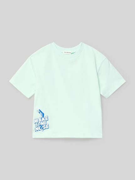 Produktfoto, T-Shirt mit Motiv-Print und Rundhalsausschnitt von BILLIEBLUSH aus reiner Baumwolle, Regular-Fit, hellblau, Motiv-Print links, Rückenlänge bei Größe 116: 42 cm.