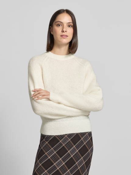 Frauenmodel trägt Pullover aus Mohair mit geripptem Abschluss von Selected, unifarben, regular Fit, Strick, Nahaufnahme Oberkörper.