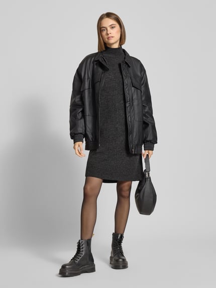 Kobiece modelka nosi Oversized sukienka z dzianiny z mieszanki żywej wełny od Marc O'Polo Denim, jednokolorowa, krój oversized, długość mini, wysoki dekolt, długi rękaw z prążkowanym wykończeniem, dzianina, materiał: mieszanka żywej wełny, całkowity widok z przodu.